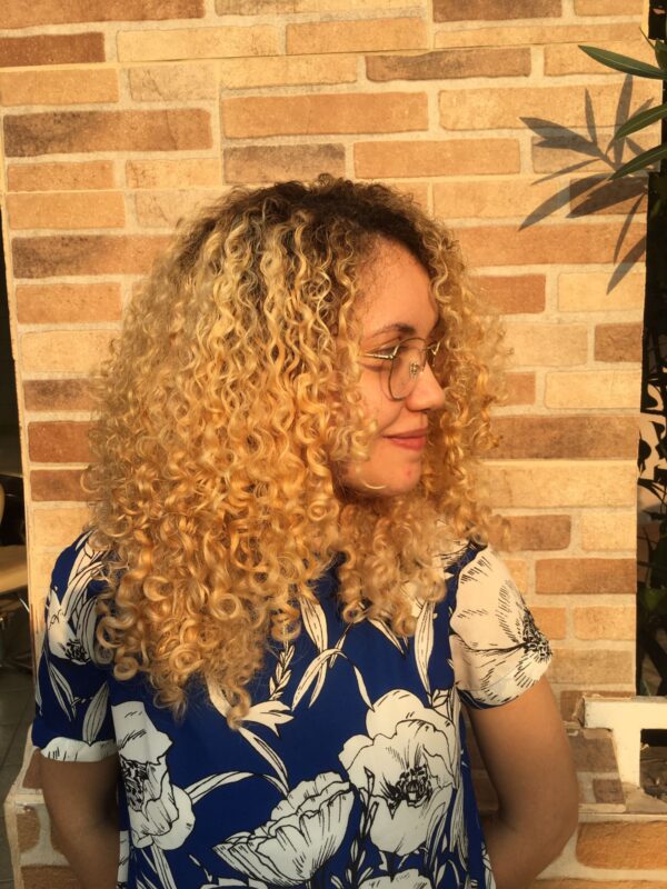 Loiro com descoloração